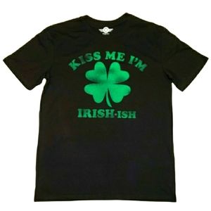 Kiss Me I'm Irish-ish T-shirt Men's Size Medium NEW Mad Engine Black Green